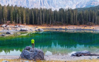 Güzel Carezza Gölü (Lago di Carezza) arka planda Latemar M