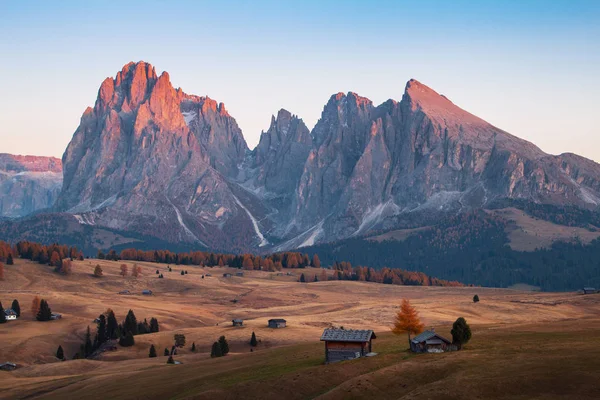 Mountain meadow and house Alpe di Siusi or Seiser Alm in the bac — Stock Photo, Image