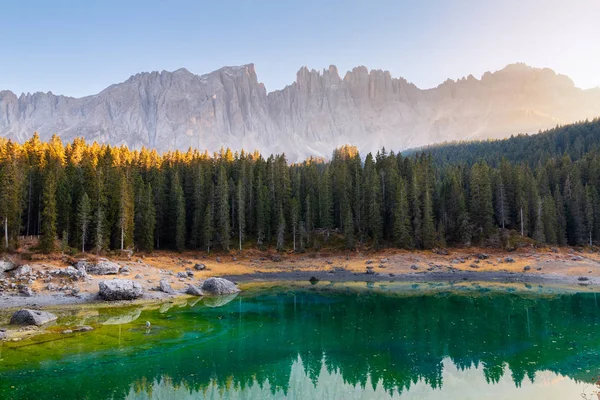 Озеро Карецца (Lago di Carezza) на заднем плане — стоковое фото