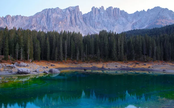 Озеро Карецца (Lago di Carezza) на заднем плане — стоковое фото