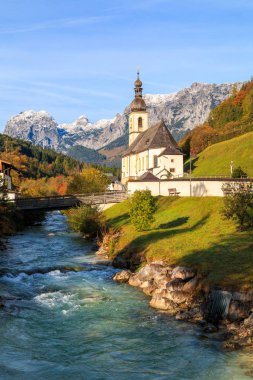 Ramsau, Bercht 'teki güzel Bavyera Alpleri' ndeki Aziz Sebastian Kilisesi.