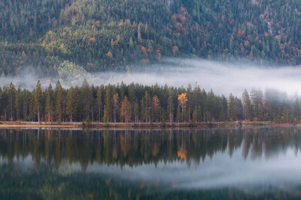 Hermosos colores de otoño en el amanecer en el lago Hintersee en —  Fotos de Stock