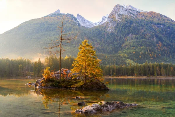 Schöne Herbstfarben im Sonnenaufgang am Hintersee in — Stockfoto