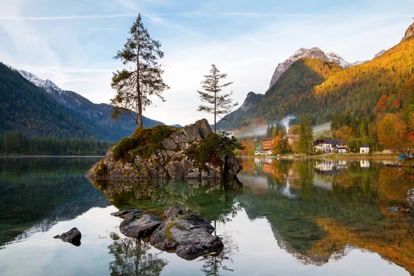 Mooie herfstkleuren in de zonsopgang bij het Hintersee meer in — Stockfoto