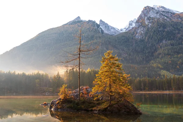 Mooie herfstkleuren in de zonsopgang bij het Hintersee meer in — Stockfoto