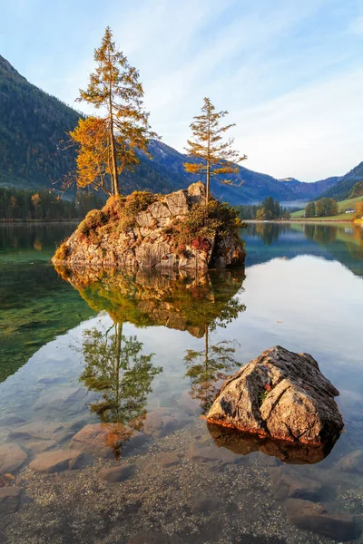 Hermosos colores de otoño en el amanecer en el lago Hintersee en —  Fotos de Stock