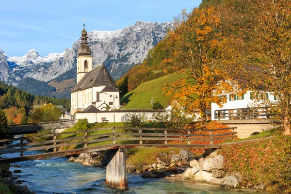 Kostel sv. Sebastiana v krásných bavorských Alpách na Ramsau, Bercht — Stock fotografie