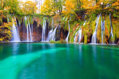 Güzel sonbahar renkleri ve büyüğü olan ünlü Plitvice gölleri