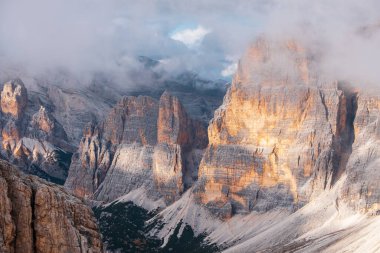 Averau ve Pelmo Dağları etrafındaki Lagazuoi Dağları, İtalya 'nın Dolomites Alpleri' ndeki Belluno Eyaleti.