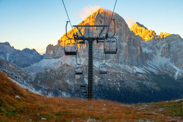 Ski Eleva Longo Pista Esqui Perto Das Montanhas Cinque Torri — Fotografia de Stock