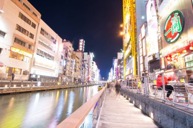 Osaka, Japonya - 2 Şubat 2016: Işık görüntüler memnun Dontonbori kanalı Namba Osaka, Japonya'nın görünüm