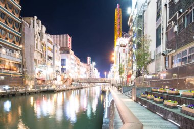 Osaka, Japonya - 2 Şubat 2016: Işık görüntüler memnun Dontonbori kanalı Namba Osaka, Japonya'nın görünüm