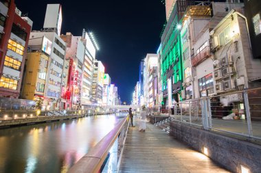 Osaka, Japonya - 2 Şubat 2016: Işık görüntüler memnun Dontonbori kanalı Namba Osaka, Japonya'nın görünüm