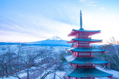 Fujiyoshida Japonya'da fuji Dağı arka plan üzerinde kırmızı veya chureito pagoda