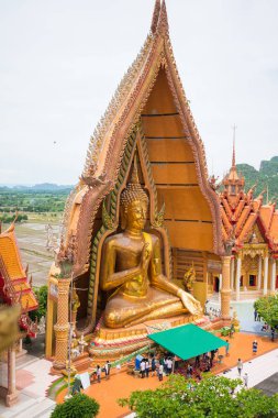 Kanchanaburi, Tayland - Ağustos 14,2017: büyük ve güzel Buda Amphur Tamuang, Kanchanaburi, Tayland Wathumsua içinde