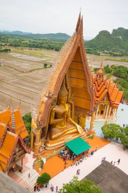Kanchanaburi, Tayland - Ağustos 14,2017: büyük ve güzel Buda Amphur Tamuang, Kanchanaburi, Tayland Wathumsua içinde