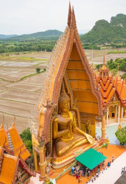 Kanchanaburi, Tayland - Ağustos 14,2017: büyük ve güzel Buda Amphur Tamuang, Kanchanaburi, Tayland Wathumsua içinde