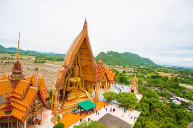 Kanchanaburi, Tayland - Ağustos 14,2017: büyük ve güzel Buda Amphur Tamuang, Kanchanaburi, Tayland Wathumsua içinde