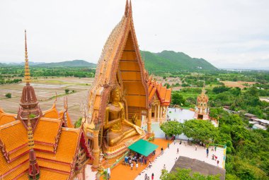 Kanchanaburi, Tayland - Ağustos 14,2017: büyük ve güzel Buda Amphur Tamuang, Kanchanaburi, Tayland Wathumsua içinde