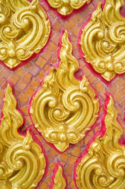 Geleneksel Tay heykel ve desen duvar Tapınağı Kanchanaburi, Tayland için kapalı