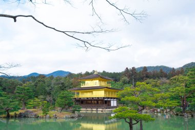 Kinkakuji veya altın tapınak kışın, Kyoto, Japonya