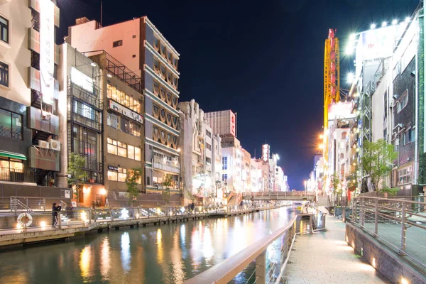 OSAKA, JAPÃO - 2 de fevereiro de 2016: Vista com luzes do canal Dontonbori em Namba Osaka, Japão — Fotografia de Stock