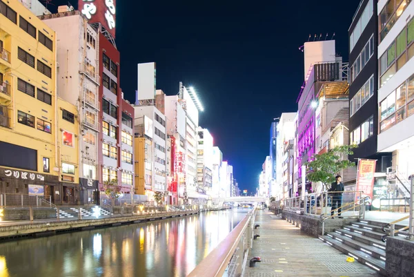 OSAKA, JAPÃO - 2 de fevereiro de 2016: Vista com luzes do canal Dontonbori em Namba Osaka, Japão — Fotografia de Stock