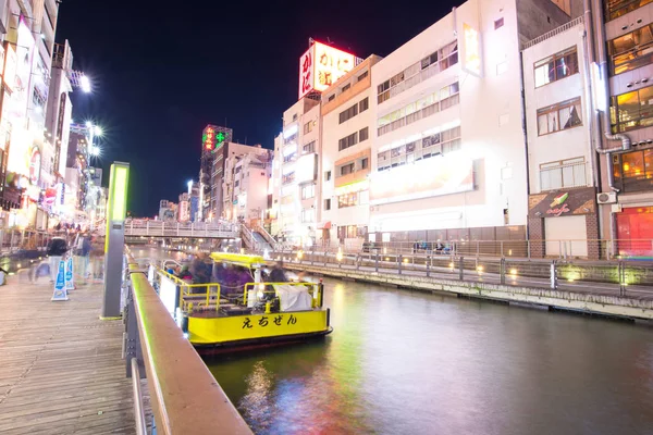 Osaka, Japonia - luty 2, 2016: Widok z wyświetla światło kanału Dontonbori w Namba Osaka, Japonia — Zdjęcie stockowe