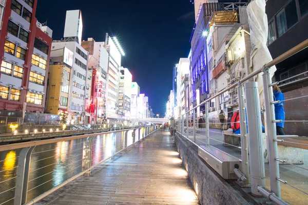 OSAKA, JAPÃO - 2 de fevereiro de 2016: Vista com luzes do canal Dontonbori em Namba Osaka, Japão — Fotografia de Stock