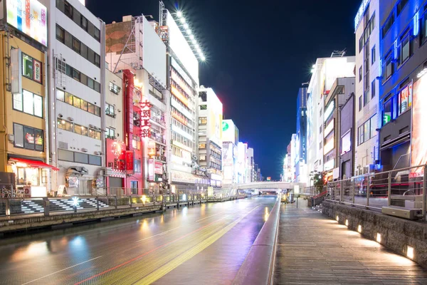 OSAKA, JAPÃO - 2 de fevereiro de 2016: Vista com luzes do canal Dontonbori em Namba Osaka, Japão — Fotografia de Stock