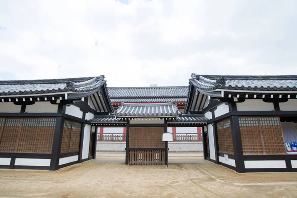 Osaka, Japonya - 2 Şubat 2016: Shitennoji Tapınak Osaka, Japonya