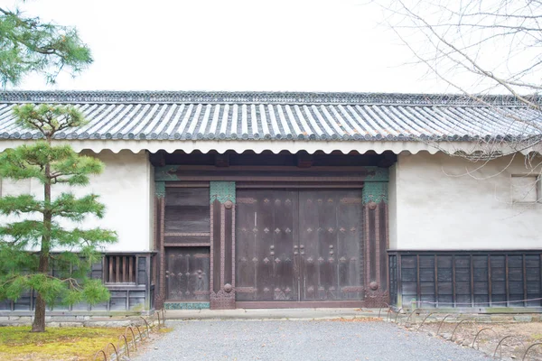 Oude houten deur in Ninomaru Palace Nijo kasteel in Kyoto — Stockfoto
