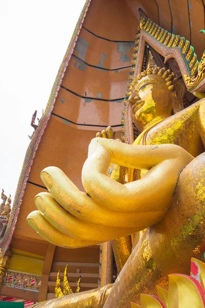 KANCHANABURI, THAILANDIA - 14 AGOSTO 2017: Grande e bellissimo Buddha a Wathumsua in Amphur Tamuang, Kanchanaburi, Thailandia — Foto Stock