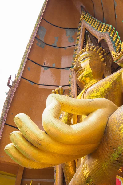 Grote en mooie Boeddha in Wathumsua in Amphur Tamuang, Kanchanaburi, Thailand — Stockfoto