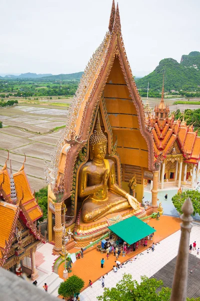 KANCHANABURI, THAÏLANDE - 14 AOÛT 2017 : Grand et beau Bouddha à Wathumsua à Amphur Tamuang, Kanchanaburi, Thaïlande — Photo