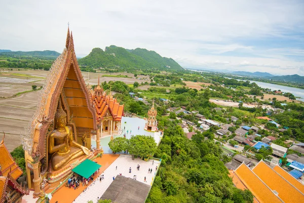 KANCHANABURI, TAILANDIA - 14 DE AGOSTO DE 2017: Buda grande y hermoso en Wathumsua en Amphur Tamuang, Kanchanaburi, Tailandia —  Fotos de Stock