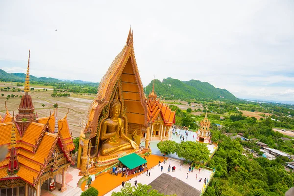 Kanchanaburi, Thailand - augustus 14,2017: grote en mooie Boeddha in Wathumsua in Amphur Tamuang, Kanchanaburi, Thailand — Stockfoto