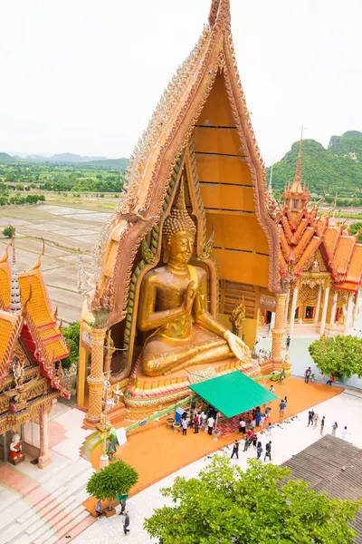 KANCHANABURI, THAÏLANDE - 14 AOÛT 2017 : Grand et beau Bouddha à Wathumsua à Amphur Tamuang, Kanchanaburi, Thaïlande — Photo