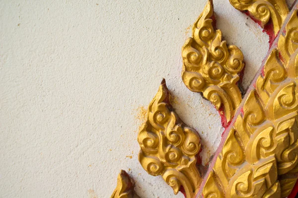 Cerrado escultura tradicional tailandesa y patrón en la pared del templo en Kanchanaburi, Tailandia —  Fotos de Stock
