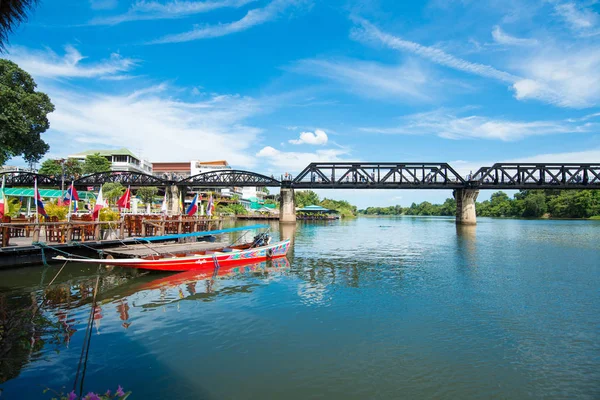 KANCHANABURI, TAILANDIA - 14 de agosto de 2017: El puente del río Kwai famoso por la historia en la segunda guerra wold en Kanchanaburi, Tailandia —  Fotos de Stock
