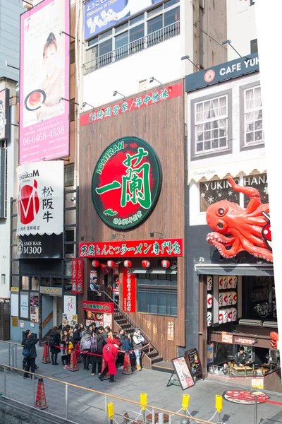 OSAKA, JAPÃO - 2 de fevereiro de 2016: rameng ICHIRAN em Dotoburi canal famosa loja de alimentos em osaka, japão — Fotografia de Stock