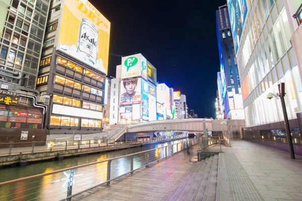OSAKA, JAPON - 2 février 2016 : Vue de nuit et bâtiments avec des affichages lumineux de Dontonbori à Namba Osaka, Japon — Photo