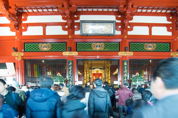 Tokyo, Japan - Jan 28 2016: Människor besöker Sensoji tempel i Asaku — Stockfoto