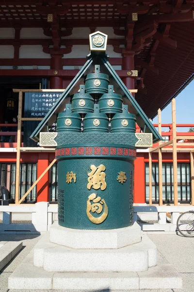 Tokyo, Giappone - 28 gennaio 2016: Serbatoio sacro verde nel Tempio Sensoji — Foto Stock