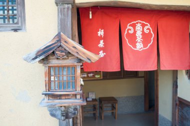 Nara, Japonya - Jan 31 2016: Nara, Japan, geleneksel ahşap lamba kapalı