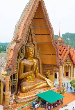 Kanchanaburi, Tayland - Ağustos 14,2017: büyük ve güzel Buda Amphur Tamuang, Kanchanaburi, Tayland Wathumsua içinde