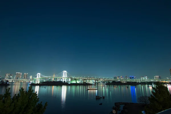 Regenbogenbrücke in odaiba tokyo, Japan. — Stockfoto