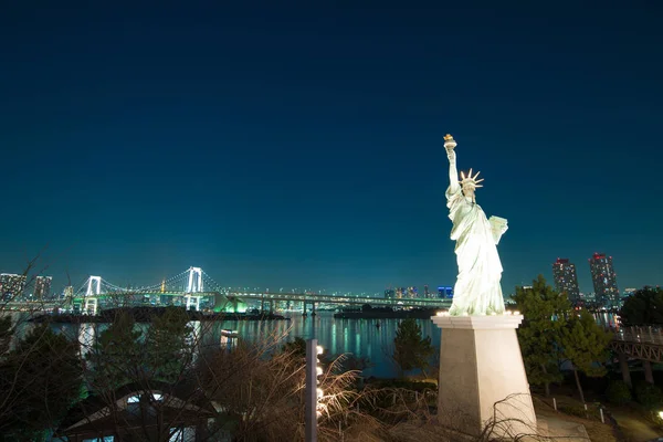 Άγαλμα της ελευθερίας στο Odaiba με ουράνιο τόξο γέφυρα στο φόντο Τόκιο — Φωτογραφία Αρχείου