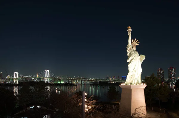 Άγαλμα της ελευθερίας στο Odaiba με ουράνιο τόξο γέφυρα στο φόντο Τόκιο — Φωτογραφία Αρχείου