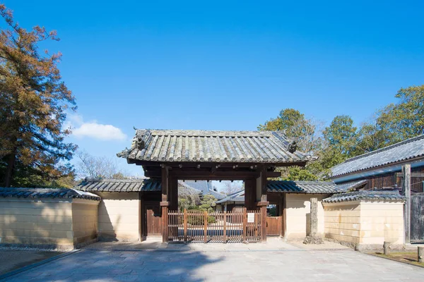 Nara, Japan-januari 31, 2016: Traditionele Japaness poort en gebouw op Nara tuin — Stockfoto